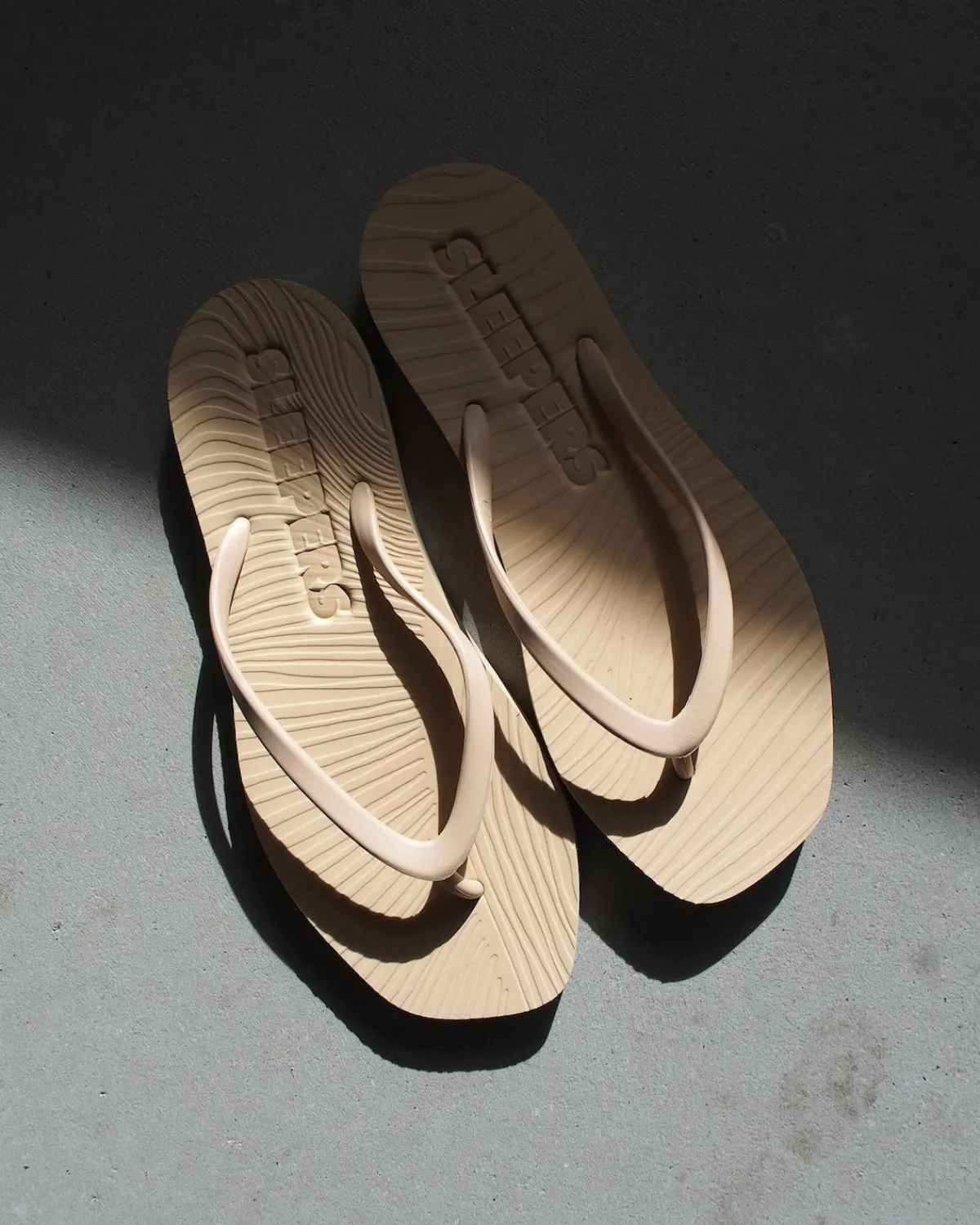 New JAN 'N JUNE SLEEPERS TAPERED FLIP FLOPS BEIGE